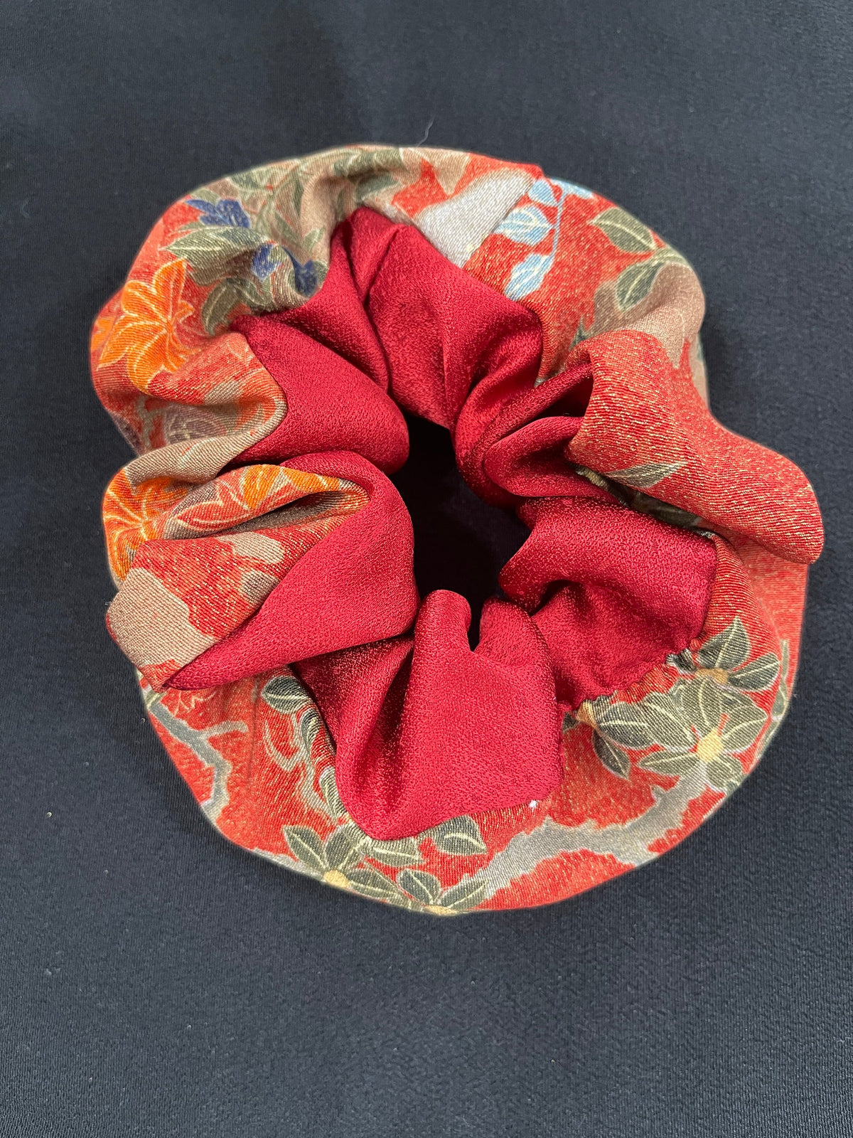 着物シュシュ 朱の紅葉とえんじ