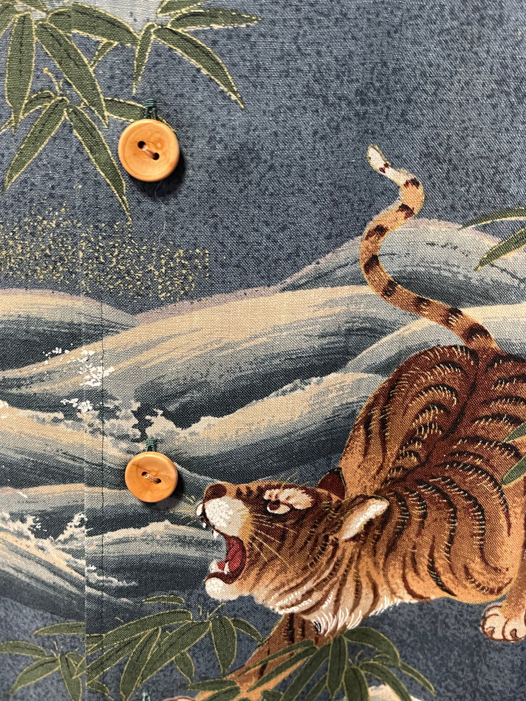 【着物メンズシャツ】　金運上昇のシンボル虎と古来からの守り神である龍の柄を施された粋なアロハ
