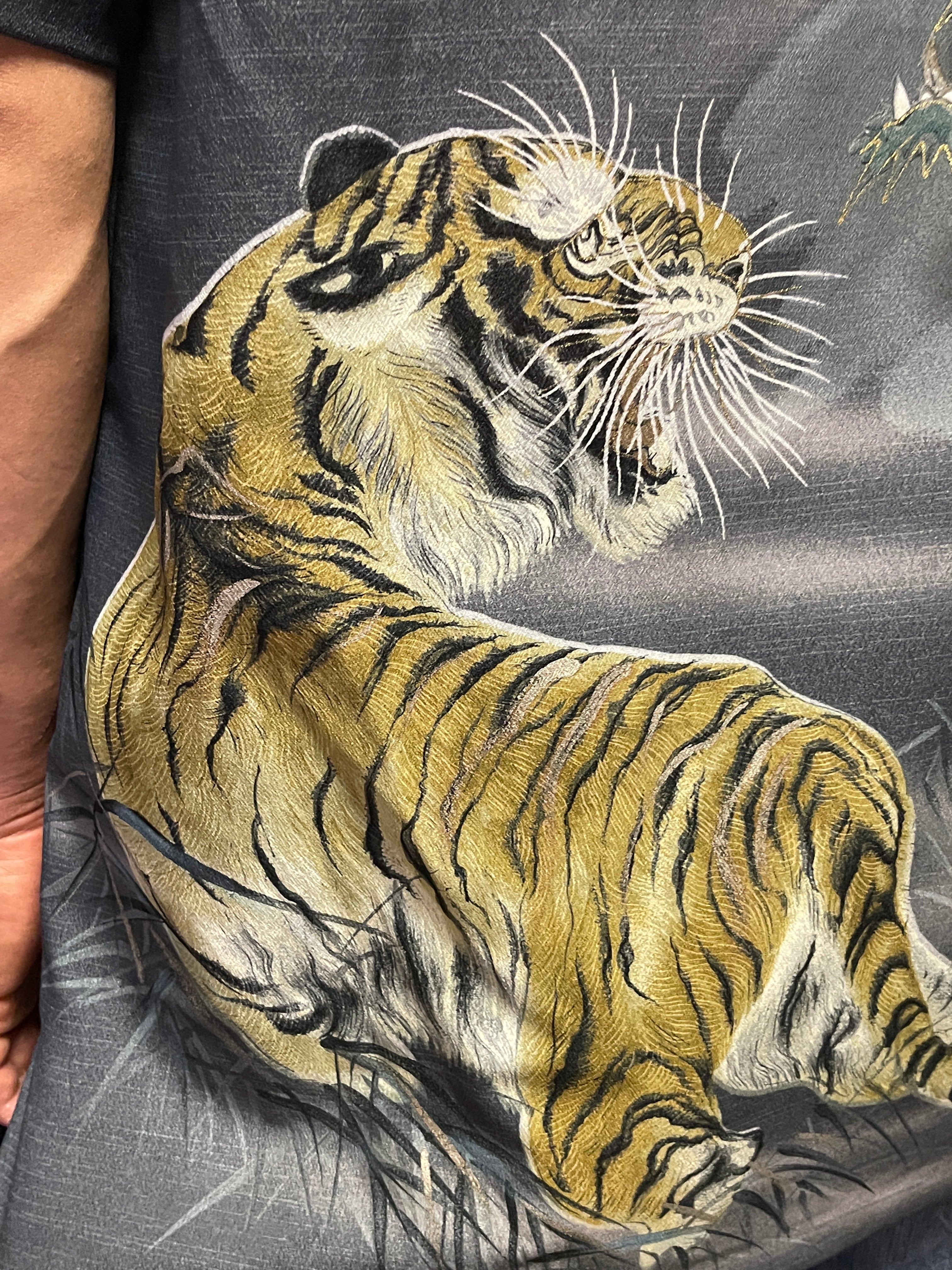 [Kimono Men's Shirt] New! Stylish aloha shirt with a pattern of the tiger, a symbol of good fortune, and the dragon, a guardian deity from ancient times.