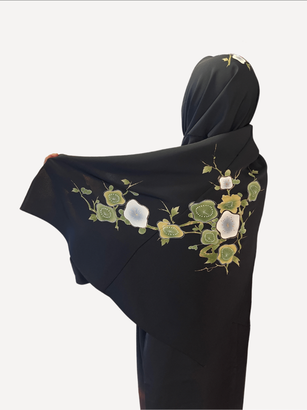 Black -sleeved kimono Hijab that is pleased by Muslims